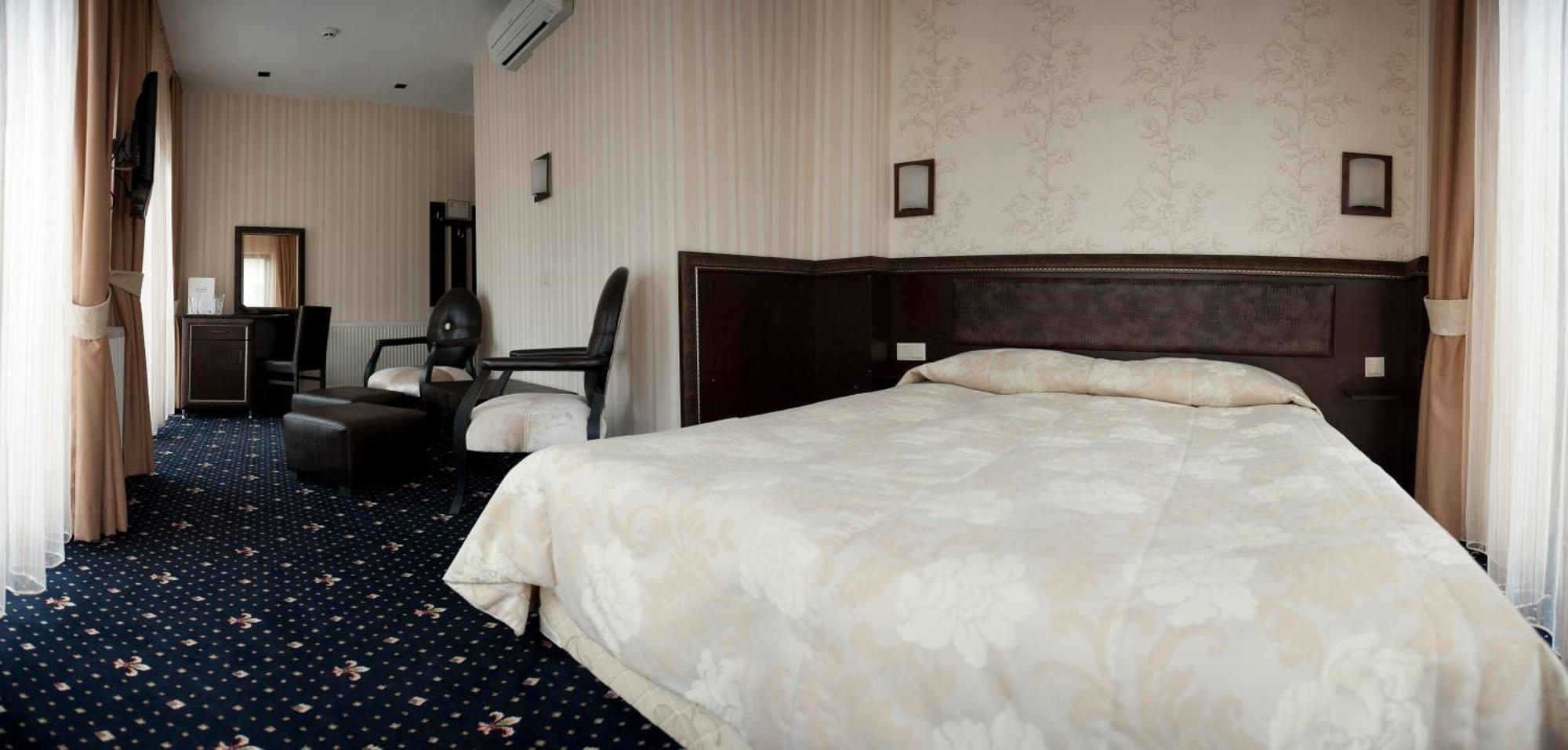 Hotel Victoria 帕纳久里什泰 外观 照片