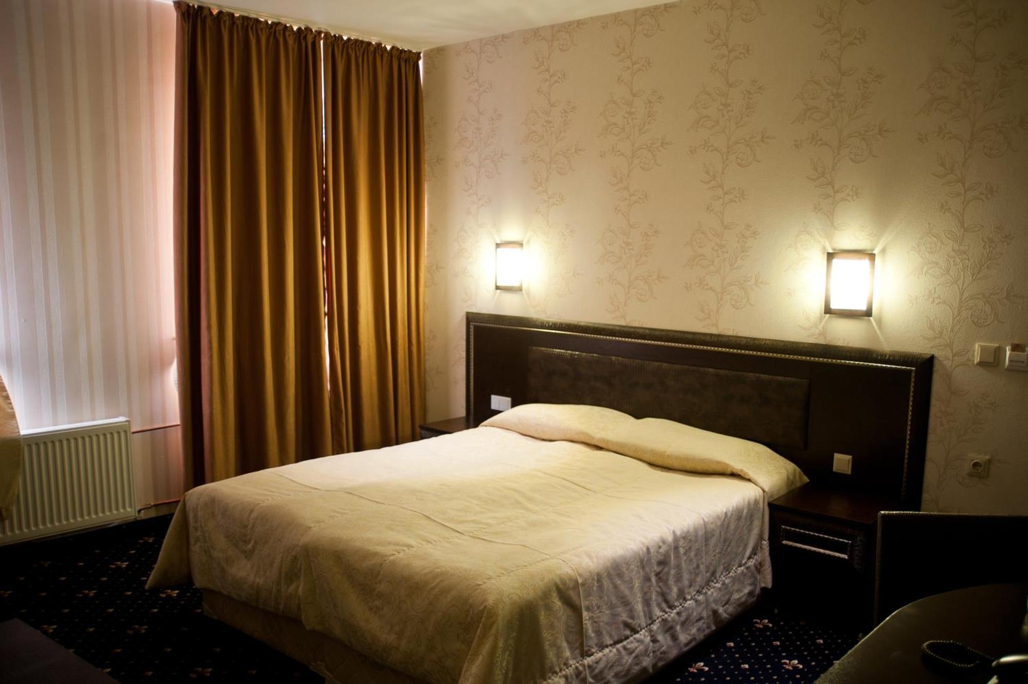 Hotel Victoria 帕纳久里什泰 外观 照片