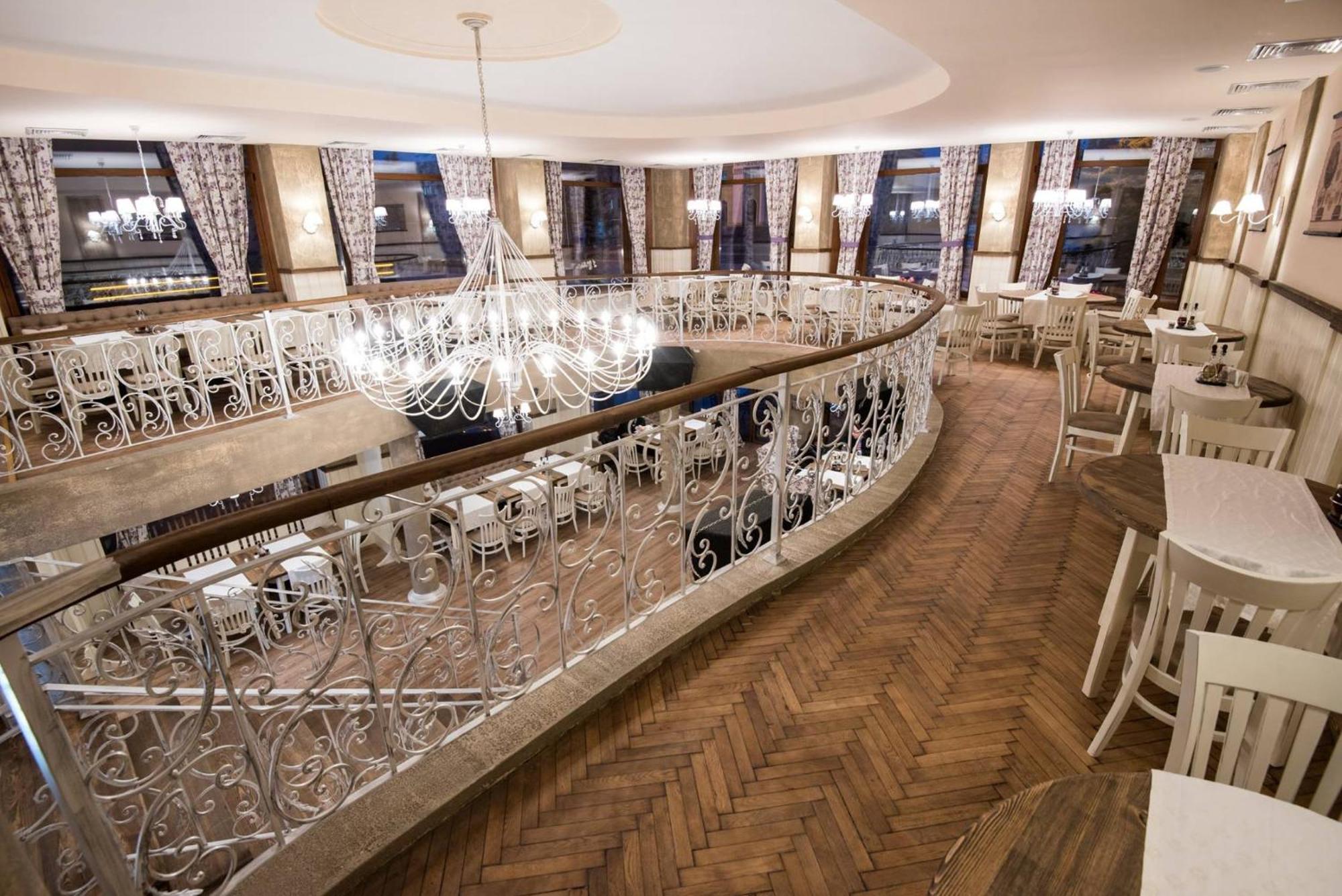 Hotel Victoria 帕纳久里什泰 外观 照片