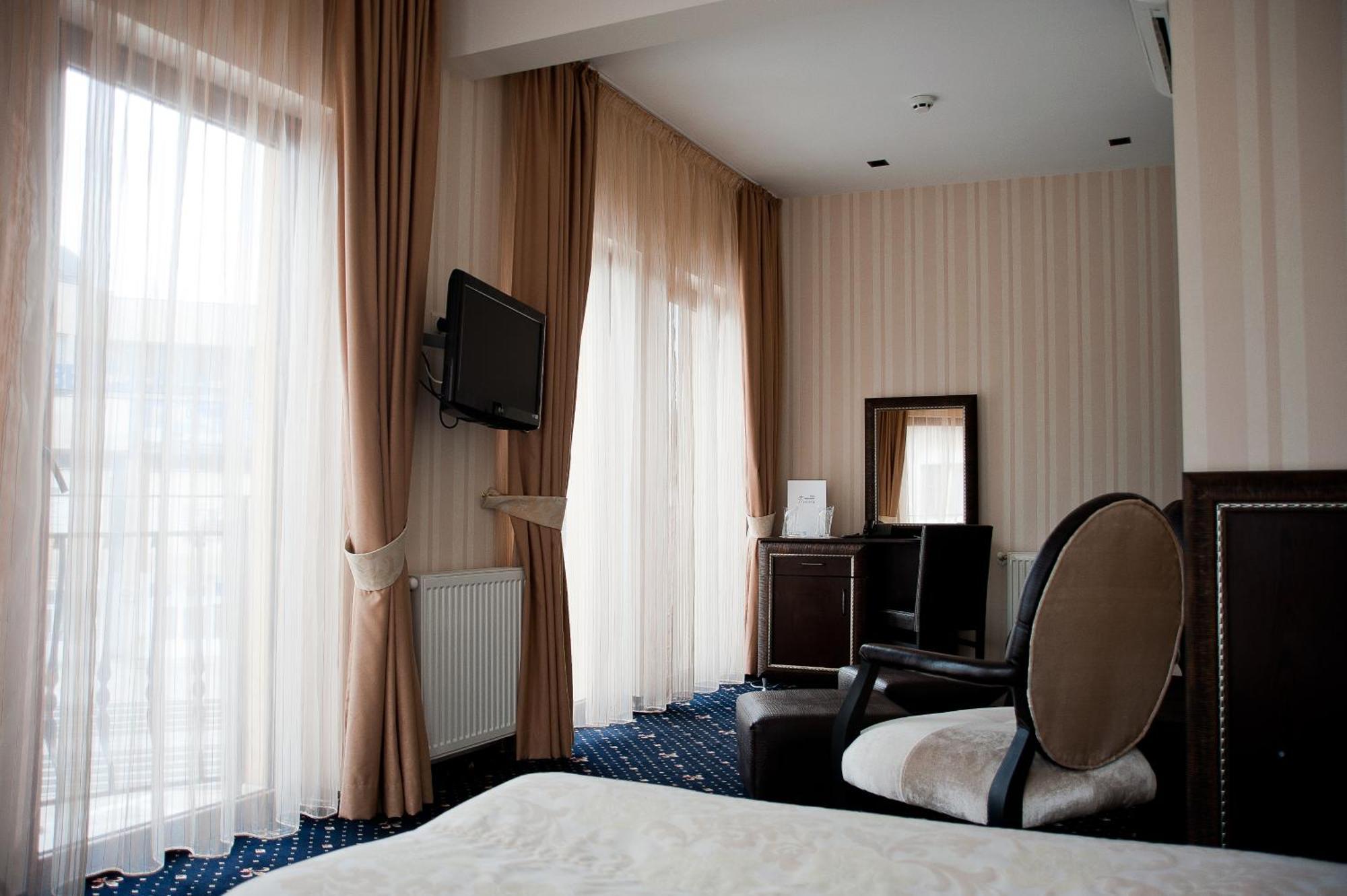 Hotel Victoria 帕纳久里什泰 外观 照片